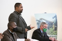 12 de enero de 2022: El senador Street recorrió la 106ª Pennsylvania Farm show hablando con vendedores, expositores y defensores de la agricultura local.  Más tarde, se reunió con una delegación de representantes de naciones africanas para discutir la posible cooperación para el desarrollo agrícola antes de sentarse para una entrevista con Russell Redding, Secretario de Agricultura de Pensilvania.