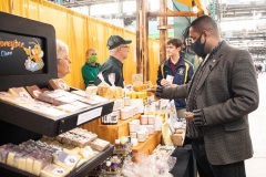 12 de enero de 2022: El senador Street recorrió la 106ª Pennsylvania Farm show hablando con vendedores, expositores y defensores de la agricultura local.  Más tarde, se reunió con una delegación de representantes de naciones africanas para discutir la posible cooperación para el desarrollo agrícola antes de sentarse para una entrevista con Russell Redding, Secretario de Agricultura de Pensilvania.
