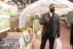12 de enero de 2022: El senador Street recorrió la 106ª Pennsylvania Farm show hablando con vendedores, expositores y defensores de la agricultura local.  Más tarde, se reunió con una delegación de representantes de naciones africanas para discutir la posible cooperación para el desarrollo agrícola antes de sentarse para una entrevista con Russell Redding, Secretario de Agricultura de Pensilvania.