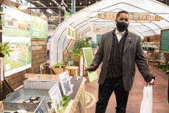 12 de enero de 2022: El senador Street recorrió la 106ª Pennsylvania Farm show hablando con vendedores, expositores y defensores de la agricultura local.  Más tarde, se reunió con una delegación de representantes de naciones africanas para discutir la posible cooperación para el desarrollo agrícola antes de sentarse para una entrevista con Russell Redding, Secretario de Agricultura de Pensilvania.