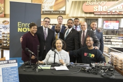 El senador Vincent Hughes y el senador Sharif Street en la parada de la gira de inscripción de ACA en el Shopright en Fox Street en Filadelfia, 16 de noviembre de 2017. James Robinson | Caucus Demócrata del Senado de Pensilvania