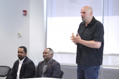 19 de mayo de 2019: El senador Sharif Street asiste a una de las paradas finales de la gira de escucha del vicegobernador John Fetterman sobre la legalización de la marihuana en Filadelfia.