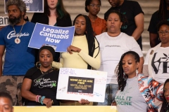 11 de junio de 2024: El senador Street se unió a una coalición de grupos pro-cannabis para una manifestación en la Rotonda del Capitolio.  Los grupos piden no solo la legalización del cannabis para uso adulto, sino también la eliminación de los cargos penales relacionados con el cannabis y un sistema de distribución equitativo que acoja la diversidad y promueva a los pequeños proveedores heredados.
