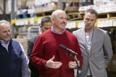 12 de diciembre de 2022: El senador Sharif Street se une al senador Dillon y a otros cargos electos locales para anunciar una subvención de 1,25 millones de dólares para que Caring for Friends ayude a financiar un nuevo almacén frigorífico de 12.000 pies cuadrados.
