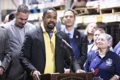 12 de diciembre de 2022: El senador Sharif Street se une al senador Dillon y a otros cargos electos locales para anunciar una subvención de 1,25 millones de dólares para que Caring for Friends ayude a financiar un nuevo almacén frigorífico de 12.000 pies cuadrados.