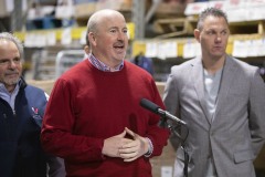 12 de diciembre de 2022: El senador Sharif Street se une al senador Dillon y a otros cargos electos locales para anunciar una subvención de 1,25 millones de dólares para que Caring for Friends ayude a financiar un nuevo almacén frigorífico de 12.000 pies cuadrados.