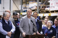 12 de diciembre de 2022: El senador Sharif Street se une al senador Dillon y a otros cargos electos locales para anunciar una subvención de 1,25 millones de dólares para que Caring for Friends ayude a financiar un nuevo almacén frigorífico de 12.000 pies cuadrados.