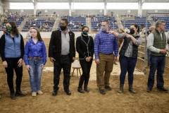 14 de enero de 2022: Los senadores Sharif Street y Amanda Cappelletti participan en el Concurso de ordeño de vacas célebres de 2022.