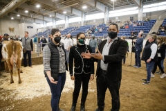 14 de enero de 2022: Los senadores Sharif Street y Amanda Cappelletti participan en el Concurso de ordeño de vacas célebres de 2022.