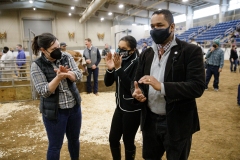 14 de enero de 2022: Los senadores Sharif Street y Amanda Cappelletti participan en el Concurso de ordeño de vacas célebres de 2022.