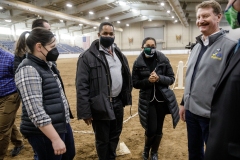 14 de enero de 2022: Los senadores Sharif Street y Amanda Cappelletti participan en el Concurso de ordeño de vacas célebres de 2022.