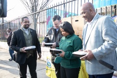 2 de abril de 2022: El senador Sharif Street se unió a Loree Jones, de Philabundance, para dar el pistoletazo de salida a la campaña de recogida de alimentos de 30 días que marca el comienzo del Ramadán.