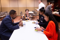5 de junio de 2019: El senador Street organizó un almuerzo en el Capitolio para conmemorar Eid Al-Fitr, una celebración de tres días que ocurre al final del mes sagrado islámico de Ramadán. Después de evitar la comida y el agua mientras sale el sol durante el último mes, Eid marca la ruptura del ayuno para los musulmanes de todo el mundo.