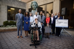 18 de marzo de 2022 - El senador Sharif Street estuvo acompañado por la senadora Christine Tartaglione y el representante Stephen Kinsey para entregar a los funcionarios de Einstein Health Network un cheque simulado de 1 millón de dólares para ampliar el Departamento de Urgencias del Einstein Medical Center de Filadelfia.