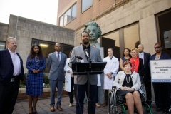 18 de marzo de 2022 - El senador Sharif Street estuvo acompañado por la senadora Christine Tartaglione y el representante Stephen Kinsey para entregar a los funcionarios de Einstein Health Network un cheque simulado de 1 millón de dólares para ampliar el Departamento de Urgencias del Einstein Medical Center de Filadelfia.