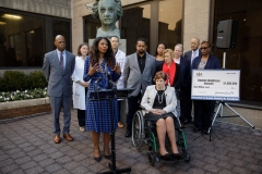 18 de marzo de 2022 - El senador Sharif Street estuvo acompañado por la senadora Christine Tartaglione y el representante Stephen Kinsey para entregar a los funcionarios de Einstein Health Network un cheque simulado de 1 millón de dólares para ampliar el Departamento de Urgencias del Einstein Medical Center de Filadelfia.