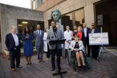 18 de marzo de 2022 - El senador Sharif Street estuvo acompañado por la senadora Christine Tartaglione y el representante Stephen Kinsey para entregar a los funcionarios de Einstein Health Network un cheque simulado de 1 millón de dólares para ampliar el Departamento de Urgencias del Einstein Medical Center de Filadelfia.