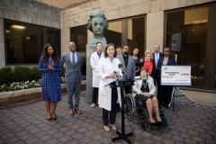 18 de marzo de 2022 - El senador Sharif Street estuvo acompañado por la senadora Christine Tartaglione y el representante Stephen Kinsey para entregar a los funcionarios de Einstein Health Network un cheque simulado de 1 millón de dólares para ampliar el Departamento de Urgencias del Einstein Medical Center de Filadelfia.