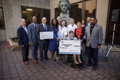 18 de marzo de 2022 - El senador Sharif Street estuvo acompañado por la senadora Christine Tartaglione y el representante Stephen Kinsey para entregar a los funcionarios de Einstein Health Network un cheque simulado de 1 millón de dólares para ampliar el Departamento de Urgencias del Einstein Medical Center de Filadelfia.