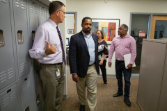8 de agosto de 2019: El senador Sharif Street recorre el Centro de Salud Esperanza.