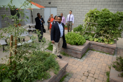 8 de agosto de 2019: El senador Sharif Street recorre el Centro de Salud Esperanza.