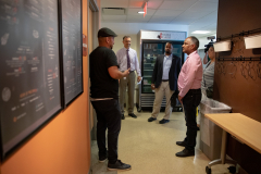 8 de agosto de 2019: El senador Sharif Street recorre el Centro de Salud Esperanza.