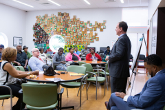 26 de agosto de 2019: El senador Street se asoció con la Oficina del Fiscal General y un planificador financiero local para celebrar un seminario de educación financiera en InnovAge Life Center en Filadelfia.