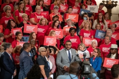 4 de Octubre de 2023: El senador Sharif Street se unió a sus colegas y a la directora ejecutiva de Moms Demand Action, Angela Ferrell-Zabala, y a más de 100 defensores de la seguridad de las armas en el Statehouse para llamar a la acción sobre la seguridad de las armas durante el Día Anual de Defensa.