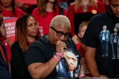 4 de Octubre de 2023: El senador Sharif Street se unió a sus colegas y a la directora ejecutiva de Moms Demand Action, Angela Ferrell-Zabala, y a más de 100 defensores de la seguridad de las armas en el Statehouse para llamar a la acción sobre la seguridad de las armas durante el Día Anual de Defensa.
