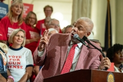 4 de Octubre de 2023: El senador Sharif Street se unió a sus colegas y a la directora ejecutiva de Moms Demand Action, Angela Ferrell-Zabala, y a más de 100 defensores de la seguridad de las armas en el Statehouse para llamar a la acción sobre la seguridad de las armas durante el Día Anual de Defensa.