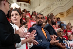 4 de Octubre de 2023: El senador Sharif Street se unió a sus colegas y a la directora ejecutiva de Moms Demand Action, Angela Ferrell-Zabala, y a más de 100 defensores de la seguridad de las armas en el Statehouse para llamar a la acción sobre la seguridad de las armas durante el Día Anual de Defensa.