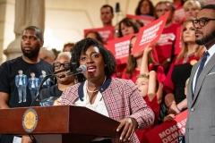4 de Octubre de 2023: El senador Sharif Street se unió a sus colegas y a la directora ejecutiva de Moms Demand Action, Angela Ferrell-Zabala, y a más de 100 defensores de la seguridad de las armas en el Statehouse para llamar a la acción sobre la seguridad de las armas durante el Día Anual de Defensa.
