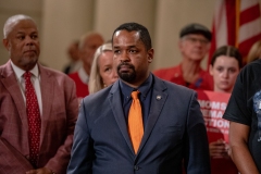 4 de Octubre de 2023: El senador Sharif Street se unió a sus colegas y a la directora ejecutiva de Moms Demand Action, Angela Ferrell-Zabala, y a más de 100 defensores de la seguridad de las armas en el Statehouse para llamar a la acción sobre la seguridad de las armas durante el Día Anual de Defensa.