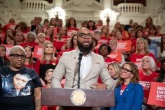 4 de Octubre de 2023: El senador Sharif Street se unió a sus colegas y a la directora ejecutiva de Moms Demand Action, Angela Ferrell-Zabala, y a más de 100 defensores de la seguridad de las armas en el Statehouse para llamar a la acción sobre la seguridad de las armas durante el Día Anual de Defensa.