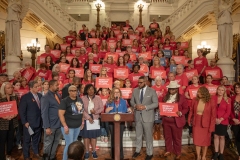 4 de Octubre de 2023: El senador Sharif Street se unió a sus colegas y a la directora ejecutiva de Moms Demand Action, Angela Ferrell-Zabala, y a más de 100 defensores de la seguridad de las armas en el Statehouse para llamar a la acción sobre la seguridad de las armas durante el Día Anual de Defensa.