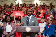 4 de Octubre de 2023: El senador Sharif Street se unió a sus colegas y a la directora ejecutiva de Moms Demand Action, Angela Ferrell-Zabala, y a más de 100 defensores de la seguridad de las armas en el Statehouse para llamar a la acción sobre la seguridad de las armas durante el Día Anual de Defensa.