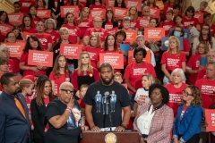 4 de Octubre de 2023: El senador Sharif Street se unió a sus colegas y a la directora ejecutiva de Moms Demand Action, Angela Ferrell-Zabala, y a más de 100 defensores de la seguridad de las armas en el Statehouse para llamar a la acción sobre la seguridad de las armas durante el Día Anual de Defensa.