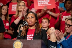 4 de Octubre de 2023: El senador Sharif Street se unió a sus colegas y a la directora ejecutiva de Moms Demand Action, Angela Ferrell-Zabala, y a más de 100 defensores de la seguridad de las armas en el Statehouse para llamar a la acción sobre la seguridad de las armas durante el Día Anual de Defensa.