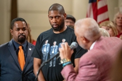 4 de Octubre de 2023: El senador Sharif Street se unió a sus colegas y a la directora ejecutiva de Moms Demand Action, Angela Ferrell-Zabala, y a más de 100 defensores de la seguridad de las armas en el Statehouse para llamar a la acción sobre la seguridad de las armas durante el Día Anual de Defensa.