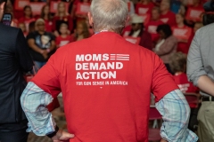 4 de Octubre de 2023: El senador Sharif Street se unió a sus colegas y a la directora ejecutiva de Moms Demand Action, Angela Ferrell-Zabala, y a más de 100 defensores de la seguridad de las armas en el Statehouse para llamar a la acción sobre la seguridad de las armas durante el Día Anual de Defensa.