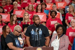 4 de Octubre de 2023: El senador Sharif Street se unió a sus colegas y a la directora ejecutiva de Moms Demand Action, Angela Ferrell-Zabala, y a más de 100 defensores de la seguridad de las armas en el Statehouse para llamar a la acción sobre la seguridad de las armas durante el Día Anual de Defensa.