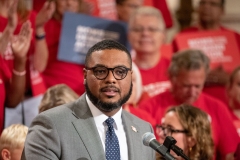 4 de Octubre de 2023: El senador Sharif Street se unió a sus colegas y a la directora ejecutiva de Moms Demand Action, Angela Ferrell-Zabala, y a más de 100 defensores de la seguridad de las armas en el Statehouse para llamar a la acción sobre la seguridad de las armas durante el Día Anual de Defensa.