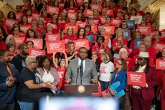 4 de Octubre de 2023: El senador Sharif Street se unió a sus colegas y a la directora ejecutiva de Moms Demand Action, Angela Ferrell-Zabala, y a más de 100 defensores de la seguridad de las armas en el Statehouse para llamar a la acción sobre la seguridad de las armas durante el Día Anual de Defensa.