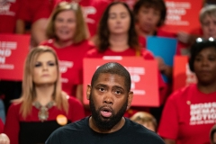 4 de Octubre de 2023: El senador Sharif Street se unió a sus colegas y a la directora ejecutiva de Moms Demand Action, Angela Ferrell-Zabala, y a más de 100 defensores de la seguridad de las armas en el Statehouse para llamar a la acción sobre la seguridad de las armas durante el Día Anual de Defensa.