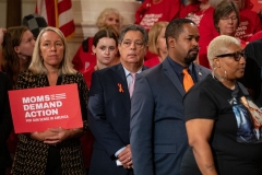 4 de Octubre de 2023: El senador Sharif Street se unió a sus colegas y a la directora ejecutiva de Moms Demand Action, Angela Ferrell-Zabala, y a más de 100 defensores de la seguridad de las armas en el Statehouse para llamar a la acción sobre la seguridad de las armas durante el Día Anual de Defensa.
