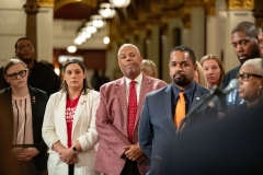 4 de Octubre de 2023: El senador Sharif Street se unió a sus colegas y a la directora ejecutiva de Moms Demand Action, Angela Ferrell-Zabala, y a más de 100 defensores de la seguridad de las armas en el Statehouse para llamar a la acción sobre la seguridad de las armas durante el Día Anual de Defensa.