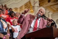 4 de Octubre de 2023: El senador Sharif Street se unió a sus colegas y a la directora ejecutiva de Moms Demand Action, Angela Ferrell-Zabala, y a más de 100 defensores de la seguridad de las armas en el Statehouse para llamar a la acción sobre la seguridad de las armas durante el Día Anual de Defensa.