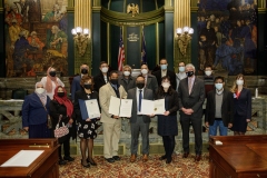 25 de enero de 2022 - El senador Sharif Street y el senador Tim Kearney homenajearon a la Iniciativa de Ayuda Musulmana (MAI), una organización sin ánimo de lucro creada por sus electores en respuesta a la pandemia de COVID-19 en marzo de 2020, en una ceremonia de reconocimiento en el pleno del Senado de Pensilvania.
