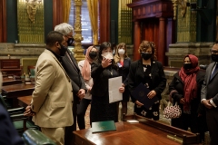 25 de enero de 2022 - El senador Sharif Street y el senador Tim Kearney homenajearon a la Iniciativa de Ayuda Musulmana (MAI), una organización sin ánimo de lucro creada por sus electores en respuesta a la pandemia de COVID-19 en marzo de 2020, en una ceremonia de reconocimiento en el pleno del Senado de Pensilvania.