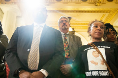 23 de octubre de 2019: : El senador Street participa en la manifestación End Death By Incarceration en la Rotonda del Capitolio.